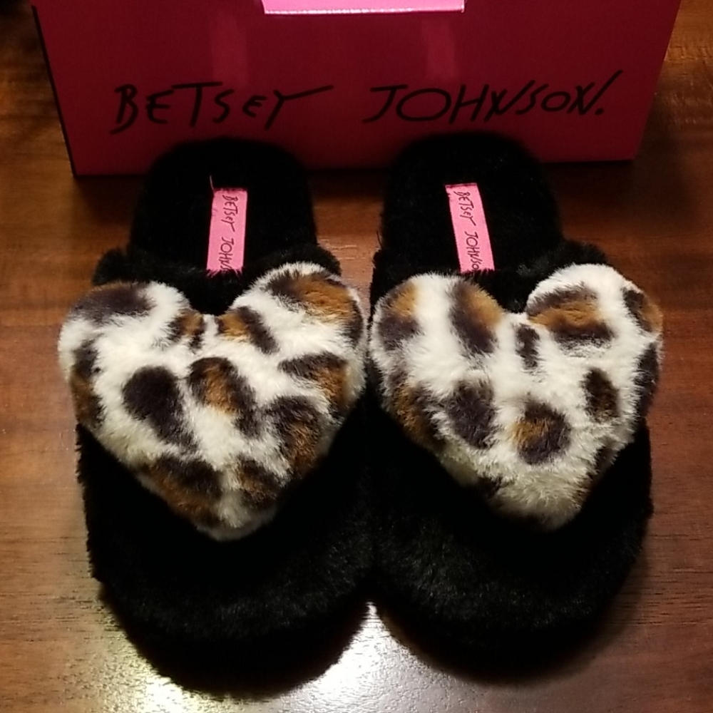 🖤 Betsey slippers